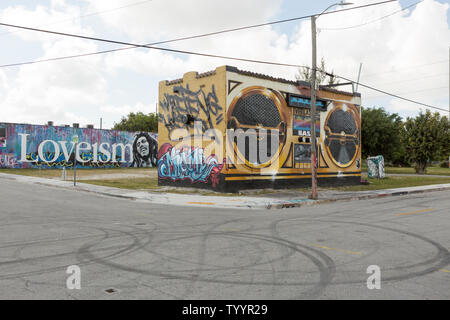 Graffiti, Bob Marley und eine Boom Box auf den Wänden der kommerziellen Gebäude im Wynwood Bereich von Miami, Florida Stockfoto