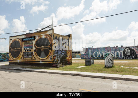 Graffiti, Bob Marley und eine Boom Box auf den Wänden der kommerziellen Gebäude im Wynwood Bereich von Miami, Florida Stockfoto