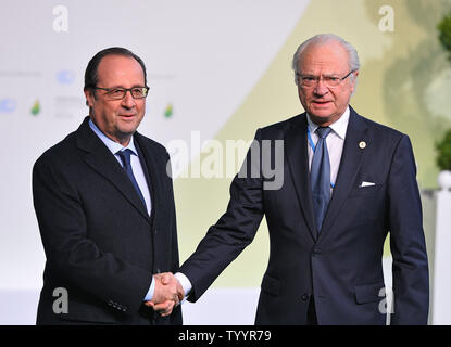 Schwedens König Carl XVI. Gustaf (R) wird vom französischen Präsidenten Francois Hollande am 21. Klimakonferenz der Vereinten Nationen in Le Bourget bei Paris am 30. November 2015 begrüßt. Die fast 150 Staats- und Regierungschefs und Vertreter aus 200 Ländern anwesend wird versuchen, eine rechtlich bindende Vereinbarung weltweit die CO2-Emissionen mit dem Ziel, die globale Erwärmung auf unter 2 Grad Celsius zu begrenzen, zu verhandeln. Foto von David Silpa/UPI Stockfoto