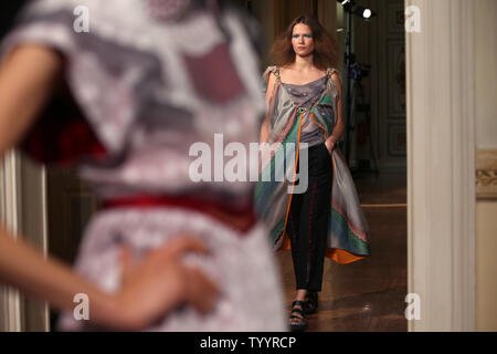 Ein Modell auf dem Laufsteg während der Präsentation von Antonio Ortega's Sammlung als Teil der 2016 Frühling Sommer High Fashion Kollektionen in Paris, am 25. Januar 2016. Foto von Maya Vidon-White/UPI Stockfoto