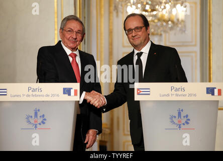 Der Besuch des kubanischen Präsidenten Raúl Castro (L) und der französische Präsident François Hollande halten eine gemeinsame Pressekonferenz im Elysee Palast in Paris am 1. Februar 2016. Castro ist in der französischen Hauptstadt für zwei Tage während einer seltenen Besuch zur Schau zu stellen, der seine Insel wärmende Riegel mit großen Weltmächte. Foto von Maya Vidon-White/UPI Stockfoto