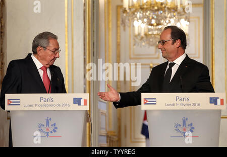 Der Besuch des kubanischen Präsidenten Raúl Castro (L) und der französische Präsident François Hollande halten eine gemeinsame Pressekonferenz im Elysee Palast in Paris am 1. Februar 2016. Castro ist in der französischen Hauptstadt für zwei Tage während einer seltenen Besuch zur Schau zu stellen, der seine Insel wärmende Riegel mit großen Weltmächte. Foto von Maya Vidon-White/UPI Stockfoto