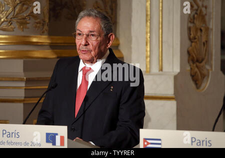Der Besuch des kubanischen Präsidenten Raúl Castro (L) und der französische Präsident François Hollande halten eine gemeinsame Pressekonferenz im Elysee Palast in Paris am 1. Februar 2016. Castro ist in der französischen Hauptstadt für zwei Tage während einer seltenen Besuch zur Schau zu stellen, der seine Insel wärmende Riegel mit großen Weltmächte. Foto von Maya Vidon-White/UPI Stockfoto