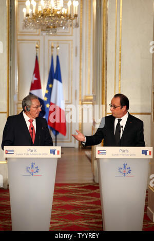 Der Besuch des kubanischen Präsidenten Raúl Castro (L) und der französische Präsident François Hollande halten eine gemeinsame Pressekonferenz im Elysee Palast in Paris am 1. Februar 2016. Castro ist in der französischen Hauptstadt für zwei Tage während einer seltenen Besuch zur Schau zu stellen, der seine Insel wärmende Riegel mit großen Weltmächte. Foto von Maya Vidon-White/UPI Stockfoto