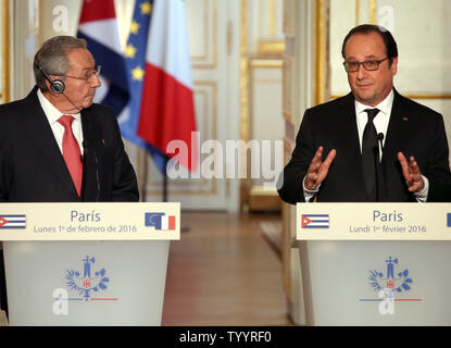 Der Besuch des kubanischen Präsidenten Raúl Castro (L) und der französische Präsident François Hollande halten eine gemeinsame Pressekonferenz im Elysee Palast in Paris am 1. Februar 2016. Castro ist in der französischen Hauptstadt für zwei Tage während einer seltenen Besuch zur Schau zu stellen, der seine Insel wärmende Riegel mit großen Weltmächte. Foto von Maya Vidon-White/UPI Stockfoto