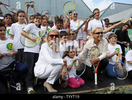 Der US-Botschafter in Frankreich Jane Hartley und Tennis star Tschechische US-nationalen Martina Navratilova (R) pose mit Kindern von Aubervilliers, einem Vorort im Norden von Paris, am 26. Mai 2016 an, wie sie neue Tennisplätze einweihen. Hartley initiierte dieses Projekt in ein Angebot Tennis die Banlieue als Fahrzeug für Frieden und Entwicklung bringen. Foto von Maya Vidon-White/UPI Stockfoto