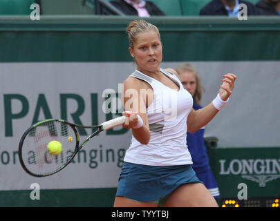 Amerikanische Shelby Rogers schlägt einen Schuß während Ihres vierten Runde Frauen Match gegen Irina-Camelia Begu von Rumänien in Roland Garros in Paris am 29. Mai 2016. Rogers besiegt Begu 6-3, 6-4 zu den Viertelfinalen vorzurücken. Foto von David Silpa/UPI Stockfoto