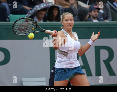 Amerikanische Shelby Rogers schlägt einen Schuß während Ihres vierten Runde Frauen Match gegen Irina-Camelia Begu von Rumänien in Roland Garros in Paris am 29. Mai 2016. Rogers besiegt Begu 6-3, 6-4 zu den Viertelfinalen vorzurücken. Foto von David Silpa/UPI Stockfoto