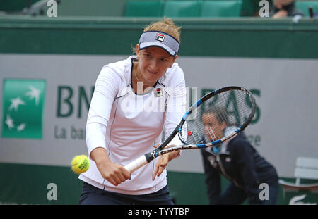 Irina-Camelia Begu von Rumänien schlägt einen Schuß während Ihres vierten Runde Frauen Match gegen amerikanische Shelby Rogers in Roland Garros in Paris am 29. Mai 2016. Rogers besiegt Begu 6-3, 6-4 zu den Viertelfinalen vorzurücken. Foto von David Silpa/UPI Stockfoto