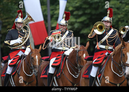 Die französischen Soldaten auf Reiten entlang der Avenue des Champs-Elysees während der jährlichen Tag der Bastille Militärparade in Paris am 14. Juli 2016. Foto von David Silpa/UPI Stockfoto