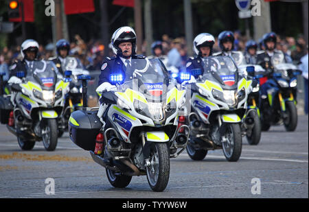 Französische Polizei auf Motorrädern fahren Sie auf der Avenue des Champs-Elysees während der jährlichen Tag der Bastille Militärparade in Paris am 14. Juli 2016. Foto von David Silpa/UPI Stockfoto