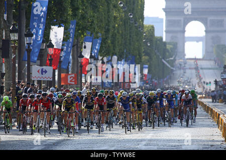 Wettbewerber Fahrt entlang der Avenue des Champs-Elysees während der Tour de France in Paris am 24. Juli 2016. Chris Froome Großbritannien behauptete seine dritte Tour de France Sieg. Foto von David Silpa/UPI Stockfoto