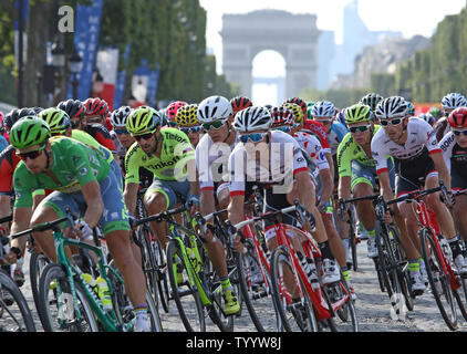 Wettbewerber Fahrt entlang der Avenue des Champs-Elysees während der Tour de France in Paris am 24. Juli 2016. Chris Froome Großbritannien behauptete seine dritte Tour de France Sieg. Foto von David Silpa/UPI Stockfoto