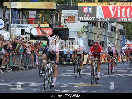 Deutschen Andre Greipel überquert die Ziellinie, nachdem er die letzte Etappe der Tour de France in Paris am 24. Juli 2016. Foto von David Silpa/UPI Stockfoto