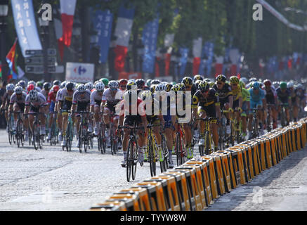 Wettbewerber Fahrt entlang der Avenue des Champs-Elysees während der Tour de France in Paris am 24. Juli 2016. Chris Froome Großbritannien behauptete seine dritte Tour de France Sieg. Foto von David Silpa/UPI Stockfoto