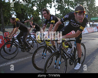 Konkurrenten von Sky Team Fahrt entlang der Avenue des Champs-Elysees nach der Tour de France in Paris am 24. Juli 2016. Foto von David Silpa/UPI Stockfoto