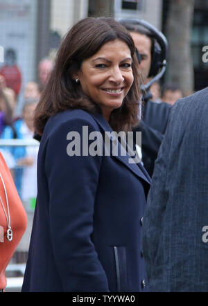 Paris Bürgermeister Anne Hidalgo kommt auf der Avenue des Champs-Elysees, bevor die ersten jährlichen Drone Festival in Paris am 4. September 2016. Die Veranstaltung, die empfohlene Rennen durch einen Hindernisparcours in der Nähe des Arc de Triomphe, folgte eine Ansage durch den Bürgermeister, dass die Stadt zwei Orte, an denen Amateur drone Piloten ihre Drohnen fliegen kann ein Sonntag jedes Monats etabliert hat. Foto von David Silpa/UPI Stockfoto