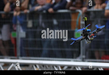 Eine Drohne ist gesehen Racing entlang der Avenue des Champs-Elysees während der ersten jährlichen Drone Festival in Paris am 4. September 2016. Die Veranstaltung, die empfohlene Rennen durch einen Hindernisparcours in der Nähe des Arc de Triomphe, folgte eine Ansage durch Paris Bürgermeister Anne Hidalgo, dass die Stadt zwei Orte, an denen Amateur drone Piloten ihre Drohnen fliegen kann ein Sonntag jedes Monats etabliert hat. Foto von David Silpa/UPI Stockfoto