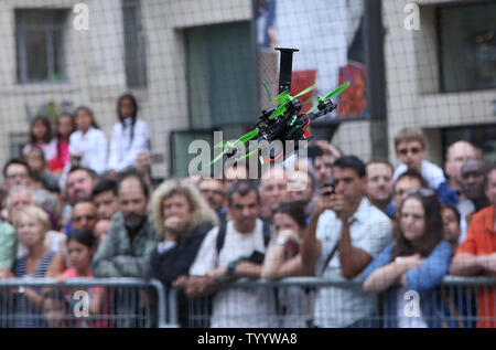 Eine Drohne ist gesehen Racing entlang der Avenue des Champs-Elysees während der ersten jährlichen Drone Festival in Paris am 4. September 2016. Die Veranstaltung, die empfohlene Rennen durch einen Hindernisparcours in der Nähe des Arc de Triomphe, folgte eine Ansage durch Paris Bürgermeister Anne Hidalgo, dass die Stadt zwei Orte, an denen Amateur drone Piloten ihre Drohnen fliegen kann ein Sonntag jedes Monats etabliert hat. Foto von David Silpa/UPI Stockfoto