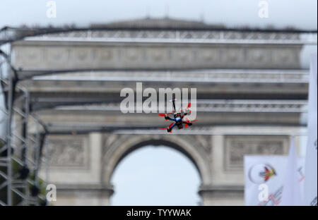 Eine Drohne ist gesehen Racing entlang der Avenue des Champs-Elysees während der ersten jährlichen Drone Festival in Paris am 4. September 2016. Die Veranstaltung, die empfohlene Rennen durch einen Hindernisparcours in der Nähe des Arc de Triomphe, folgte eine Ansage durch Paris Bürgermeister Anne Hidalgo, dass die Stadt zwei Orte, an denen Amateur drone Piloten ihre Drohnen fliegen kann ein Sonntag jedes Monats etabliert hat. Foto von David Silpa/UPI Stockfoto