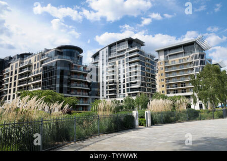 Luxus Riverside Apartments und Parklandschaft Sinnesgärten im Imperial Park, Imperial Wharf, London SW6, England, UK. Stockfoto