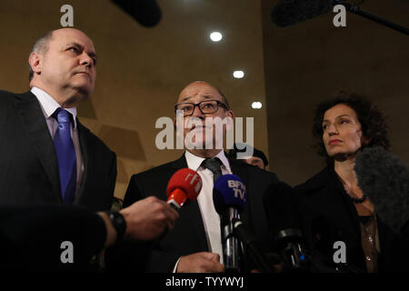 Französische Verteidigungsminister Jean-Yves Le Drian (C) spricht mit Journalisten als der französische Innenminister Bruno Le Roux (L) und der französische Kulturminister Audrey Azoulay Blick auf den Louvre in Paris, Frankreich, am 3. Februar 2017. Der Bereich wurde abgeriegelt und die Lmuseum geschlossen nach einem assaillant Soldaten auf Patrouille in unterirdischen Mall des Louvre angegriffen. Foto von Maya Vidon-White/UPI Stockfoto