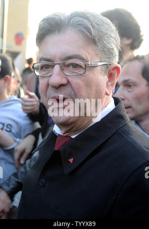 - Anwärter auf den französischen Präsidentschaftswahlen, Jean-Luc Melenchon, macht seinen Weg durch die Menge der Anhänger am Ende einer Kundgebung in Paris am 21. April 2017. Die populistische Kandidat der Koalition "La France insoumise' (Die rebellische Frankreich) stieg zu einer unerwarteten 18 % in den Umfragen machen ihn zu einem der vier schweren Kämpfer der ersten Runde der Stimmen zu gewinnen. Foto von Maya Vidon-White/UPI Stockfoto