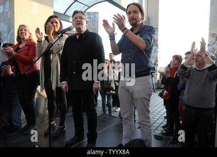 - Anwärter auf den französischen Präsidentschaftswahlen, Jean-Luc Melenchon, wird von einem Mitglied der Portugiesischen linken Block Marisa Matias (L) und die Spanische Podemos leader Pablo Iglesias (R) während einer Kundgebung in Paris am 21. April 2017 und flankiert. Die populistische Kandidat der Koalition "La France insoumise' (Die rebellische Frankreich) stieg zu einer unerwarteten 18 % in den Umfragen machen ihn zu einem der vier schweren Kämpfer der ersten Runde der Stimmen zu gewinnen. Mann an R ist nicht identifiziert. Foto von Maya Vidon-White/UPI. Stockfoto