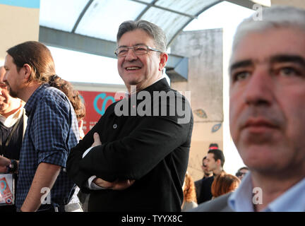 Spaniens Podemos leader Pablo Iglesias (L) spricht so weit - Kämpfer zu den französischen Präsidentschaftswahlen links, Jean-Luc Melenchon, während einer Kundgebung in Paris am 21. April 2017 sieht. Die populistische Kandidat der Koalition "La France insoumise' (Die rebellische Frankreich) stieg zu einer unerwarteten 18 % in den Umfragen machen ihn zu einem der vier schweren Kämpfer der ersten Runde der Stimmen zu gewinnen. Mann an R ist nicht identifiziert. Foto von Maya Vidon-White/UPI. Stockfoto