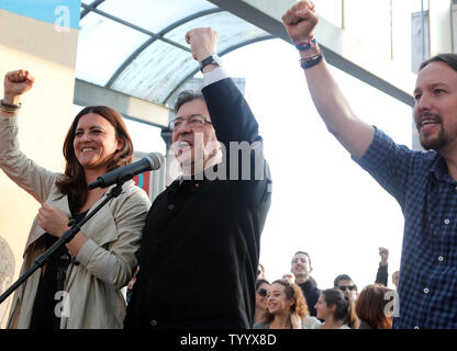 - Anwärter auf den französischen Präsidentschaftswahlen, Jean-Luc Melenchon, wird von einem Mitglied der Portugiesischen linken Block Marisa Matias (L) und die Spanische Podemos leader Pablo Iglesias (R) während einer Kundgebung in Paris am 21. April 2017 und flankiert. Die populistische Kandidat der Koalition "La France insoumise' (Die rebellische Frankreich) stieg zu einer unerwarteten 18 % in den Umfragen machen ihn zu einem der vier schweren Kämpfer der ersten Runde der Stimmen zu gewinnen. Mann an R ist nicht identifiziert. Foto von Maya Vidon-White/UPI. Stockfoto