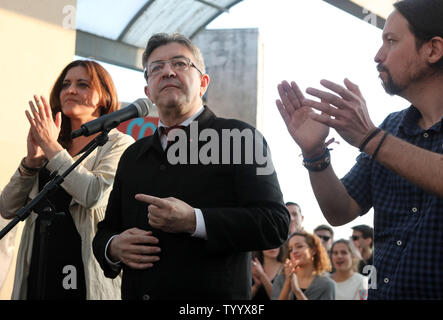 - Anwärter auf den französischen Präsidentschaftswahlen, Jean-Luc Melenchon, wird von einem Mitglied der Portugiesischen linken Block Marisa Matias (L) und die Spanische Podemos leader Pablo Iglesias (R) während einer Kundgebung in Paris am 21. April 2017 und flankiert. Die populistische Kandidat der Koalition "La France insoumise' (Die rebellische Frankreich) stieg zu einer unerwarteten 18 % in den Umfragen machen ihn zu einem der vier schweren Kämpfer der ersten Runde der Stimmen zu gewinnen. Mann an R ist nicht identifiziert. Foto von Maya Vidon-White/UPI. Stockfoto