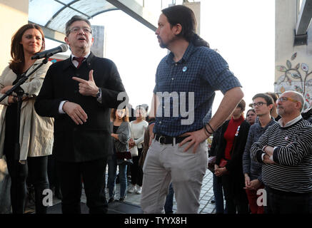 - Anwärter auf den französischen Präsidentschaftswahlen, Jean-Luc Melenchon, wird von einem Mitglied der Portugiesischen linken Block Marisa Matias (L) und die Spanische Podemos leader Pablo Iglesias (R) während einer Kundgebung in Paris am 21. April 2017 und flankiert. Die populistische Kandidat der Koalition "La France insoumise' (Die rebellische Frankreich) stieg zu einer unerwarteten 18 % in den Umfragen machen ihn zu einem der vier schweren Kämpfer der ersten Runde der Stimmen zu gewinnen. Mann an R ist nicht identifiziert. Foto von Maya Vidon-White/UPI. Stockfoto