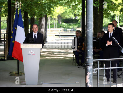 Scheidenden französischen Präsidenten François Hollande (L) und designierte Präsident Emmanuel Längestrich nehmen an der Gedenkfeier der Abschaffung der Sklaverei im Jardin du Luxembourg in Paris am 10. Mai 2017. Die Zeremonie ist Hollandes zuletzt als Leiter der Zustand vor der übertragung der Macht am kommenden Sonntag. Foto von Maya Vidon-White/UPI Stockfoto