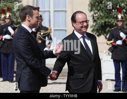 Frankreichs neuer Präsident Emmanuel Längestrich schüttelt Hände mit seinem scheidenden Präsidenten Francois Hollande im Elysee-palast in Paris am 14. Mai 2017. Längestrich wurde heute als neuer Leiter des Landes Staat eröffnet. Foto von Maya Vidon-White/UPI Stockfoto