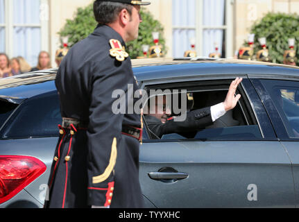 Frankreich ist der scheidende Präsident Francois Hollande Wellen von seinem Auto Fenster, als er das Elysee Palace in Paris verlässt am 14. Mai 2017. Der neue Präsident Emmanuel Längestrich wurde heute eingeweiht Nach einer Übergabe mit Hollande. Foto von Maya Vidon-White/UPI Stockfoto