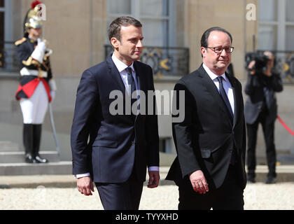 Frankreichs neuer Präsident Emmanuel Längestrich Spaziergänge mit seinem scheidenden Präsidenten Francois Hollande im Elysee-palast in Paris am 14. Mai 2017. Längestrich wurde heute als neuer Leiter des Landes Staat eröffnet. Foto von Maya Vidon-White/UPI Stockfoto