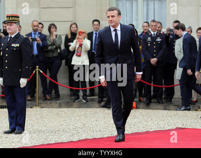 Frankreichs neuer Präsident Emmanuel Längestrich kommt an der Elysee Palace in Paris am 14. Mai 2017. Längestrich wurde heute eingeweiht Nach einer Übergabe mit dem scheidenden Präsidenten François Hollande. Foto von Maya Vidon-White/UPI Stockfoto