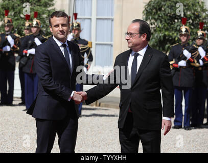 Frankreichs neuer Präsident Emmanuel Längestrich schüttelt Hände mit seinem scheidenden Präsidenten Francois Hollande im Elysee-palast in Paris am 14. Mai 2017. Längestrich wurde heute als neuer Leiter des Landes Staat eröffnet. Foto von Maya Vidon-White/UPI Stockfoto