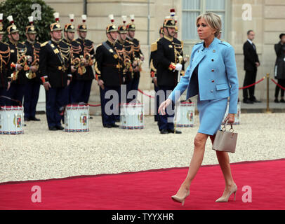 Die Frau von Frankreichs neuer Präsident Emmanuel Längestrich, Brigitte, kommt an der Elysee Palace in Paris am 14. Mai 2017. Längestrich wurde heute eingeweiht Nach einer Übergabe mit dem scheidenden Präsidenten François Hollande. Foto von Maya Vidon-White/UPI Stockfoto