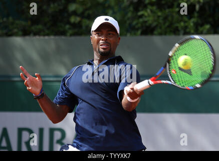 Amerikaner Donald Young schlägt einen Schuß in der ersten Runde der French Open Männer Match gegen David Ferrer von Spanien in Roland Garros in Paris am 29. Mai 2017. Ferrer besiegt Jungen 5-7, 6-3, 4-6, 6-3, 13-11 in die zweite Runde zu gelangen. Foto von David Silpa/UPI Stockfoto