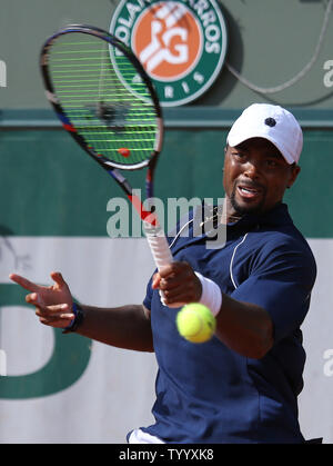 Amerikaner Donald Young schlägt einen Schuß in der ersten Runde der French Open Männer Match gegen David Ferrer von Spanien in Roland Garros in Paris am 29. Mai 2017. Ferrer besiegt Jungen 5-7, 6-3, 4-6, 6-3, 13-11 in die zweite Runde zu gelangen. Foto von David Silpa/UPI Stockfoto