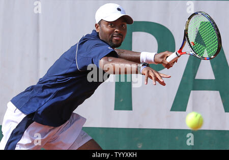 Amerikaner Donald Young schlägt einen Schuß in der ersten Runde der French Open Männer Match gegen David Ferrer von Spanien in Roland Garros in Paris am 29. Mai 2017. Ferrer besiegt Jungen 5-7, 6-3, 4-6, 6-3, 13-11 in die zweite Runde zu gelangen. Foto von David Silpa/UPI Stockfoto