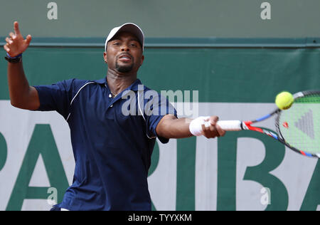 Amerikaner Donald Young schlägt einen Schuß in der ersten Runde der French Open Männer Match gegen David Ferrer von Spanien in Roland Garros in Paris am 29. Mai 2017. Ferrer besiegt Jungen 5-7, 6-3, 4-6, 6-3, 13-11 in die zweite Runde zu gelangen. Foto von David Silpa/UPI Stockfoto