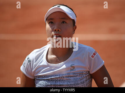 Kurumi Nara von Japan Pausen während der zweiten Runde der French Open Frauen Match gegen die Amerikanerin Venus Williams in Roland Garros in Paris am 30. Mai 2017. Williams besiegte Nara 6-3, 6-1 in die dritte Runde. Foto von David Silpa/UPI Stockfoto