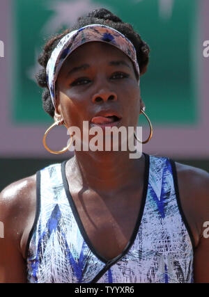 American Venus Williams Pausen während der zweiten Runde der French Open Frauen Match gegen Kurumi Nara Japans in Roland Garros in Paris am 30. Mai 2017. Williams besiegte Nara 6-3, 6-1 in die dritte Runde. Foto von David Silpa/UPI Stockfoto