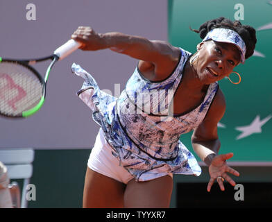 American Venus Williams trifft ein während der zweiten Runde der French Open Frauen Match gegen Kurumi Nara von Japan dienen in Roland Garros in Paris am 30. Mai 2017. Williams besiegte Nara 6-3, 6-1 in die dritte Runde. Foto von David Silpa/UPI Stockfoto