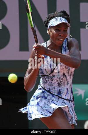 American Venus Williams schlägt einen Schuß während der zweiten Runde der French Open Frauen Match gegen Kurumi Nara Japans in Roland Garros in Paris am 30. Mai 2017. Williams besiegte Nara 6-3, 6-1 in die dritte Runde. Foto von David Silpa/UPI Stockfoto