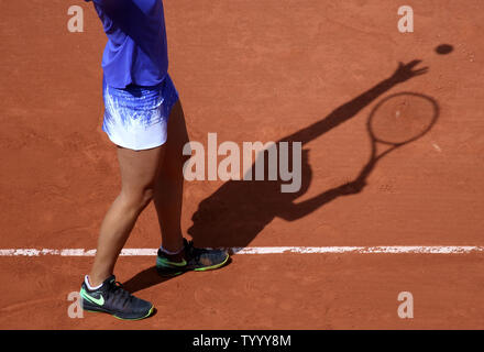 Caroline Garcia von Frankreich hits a Beim Viertelfinale der French Open Frauen Match gegen Karolina Pliskova der Tschechischen Republik dienen in Roland Garros in Paris am 7. Juni 2017. Pliskova besiegt Garcia 7-6 (3), 6-4 den Einzug ins Halbfinale zu gelangen. Foto von David Silpa/UPI Stockfoto