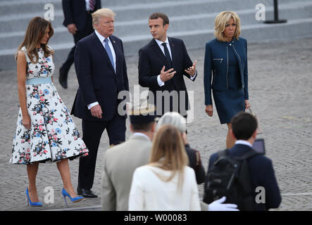 Der französische Präsident Emmanuel Längestrich (2R) und US-Präsident Donald Trump nehmen an der Bastille Day Parade auf der Champs Elysees mit ihren Frauen, Brigitte Längestrich (R) und Melania Trump (L) in Paris in Paris am 14. Juli 2017. Trump wurde in Paris auf der Längestrich Einladung zum 100-jährigen Jubiläum der US-Intervention während des Ersten Weltkrieges zu markieren. Foto von Maya Vidon-White/UPI Stockfoto