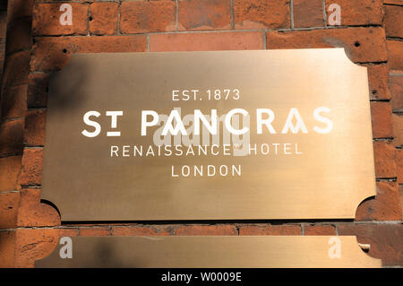 Hotel Schild außerhalb der luxuriösen St Pancras Renaissance Hotel, King's Cross, London, England, Großbritannien Stockfoto